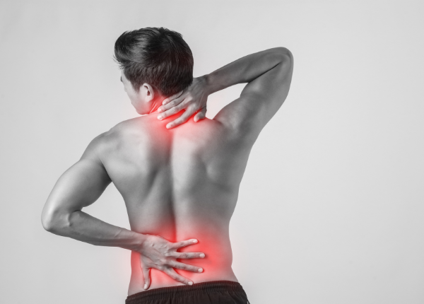 Đi bộ nhanh hay chậm giúp giảm đau lưng?