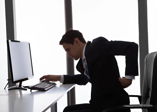 Ngồi nhiều bị đau lưng dưới phải làm sao?