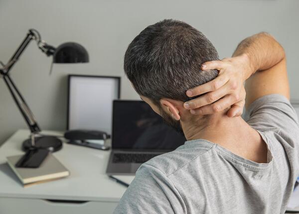 Đau mỏi cổ vai gáy: Nguyên nhân do đâu?