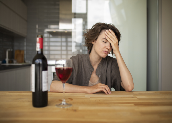 Uống rượu gây mất ngủ có đúng không? Làm sao để cải thiện?