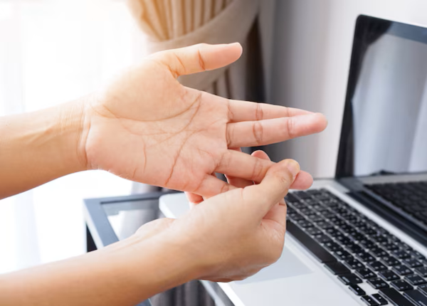 Tê cứng ngón tay buổi sáng ở người trẻ có đáng lo ngại?