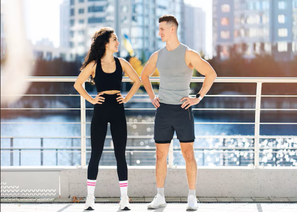 Người thực hiện bài tập ép sát tường nên mặc quần áo thoải mái