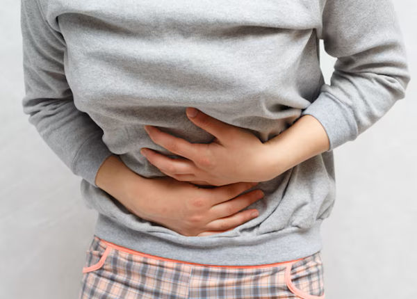 Người đi ngoài phân lỏng có bọt thường đau, chướng bụng nhiều