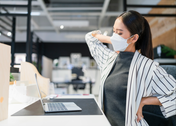 Thay đổi tư thế, xoay khớp giúp hạn chế cứng, mỏi khớp