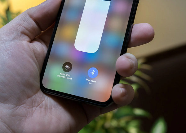 Xem điện thoại ban đêm nên để độ sáng màn hình tương thích