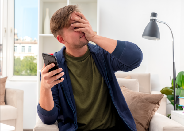 Xem điện thoại trong bóng tối liên tục dễ gây mỏi mắt