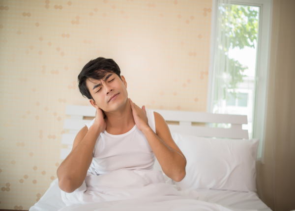 Tại sao ngủ dậy bị đau cổ? Do gối quá cao hay sai tư thế?