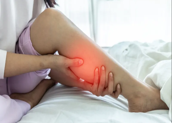 Tư thế nằm sấp, nằm ngửa hướng mũi chân xuống dễ co bắp chân