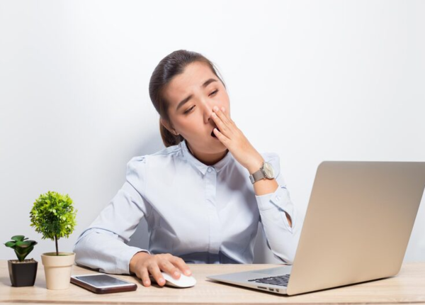 luôn có cảm giác buồn ngủ, ngủ gật là dấu hiệu tình trạng ngủ li bì