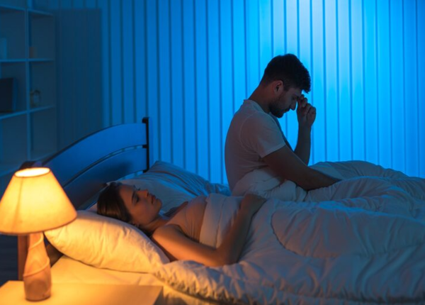 Giật mình khi ngủ là gì? Khi nào cần theo dõi thêm?