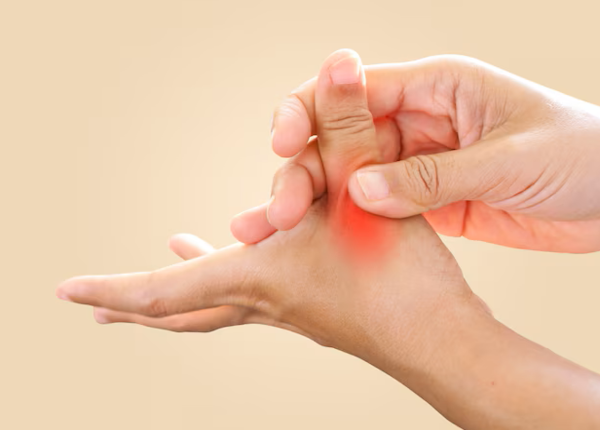 Thoái hóa khớp ngón cái: Vì sao đau khi cầm nắm, vặn xoay?