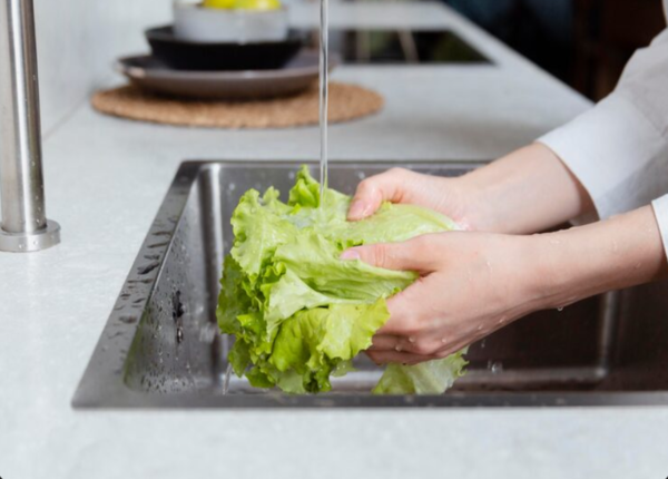 Hạn chế ăn đồ chưa nấu chín, rau sống để ngăn chặn con đường lây nhiễm 