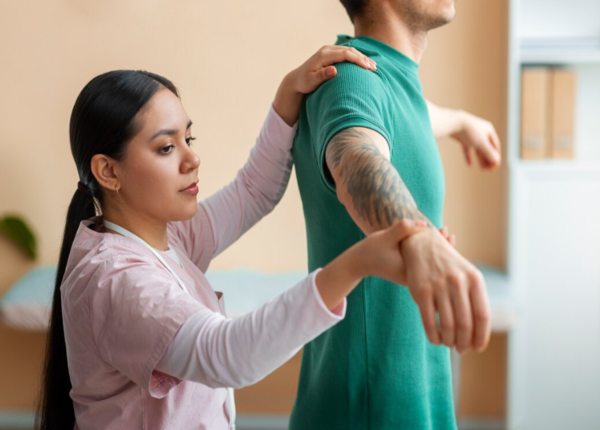 Khi bị viêm lồi cầu, người bệnh có thể áp dụng các phương pháp vật lý giảm đau, mỏi, giảm áp lực