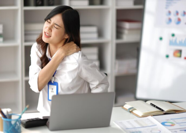 Cứng cổ kéo dài: Nguyên nhân, cách xử lý và thói quen cần tránh