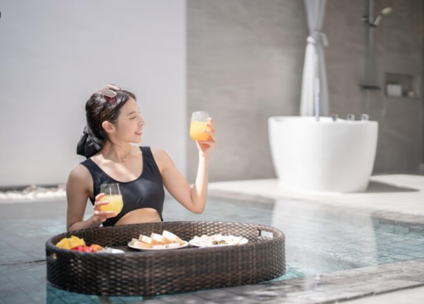 Ngâm mình nước ấm giãn nở mao mạch, lưu thông khí huyết, giúp giấc ngủ ngon hơn