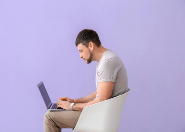Tư thế ngồi không đúng khiến tăng áp lực lên đĩa đệm chính bạn