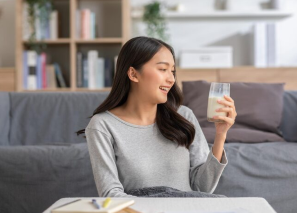 Uống đủ từ 2 đến 2.5 lít nước mỗi ngày giúp giảm tải áp lực lên gan